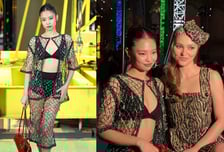 제니, 과감한 전신 시스루 샤넬쇼 패션…조니뎁 딸과 '까르르'