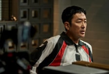 'K-가장의 수난기', 하정우가 19년 만에 안방극장을 노크한 이유