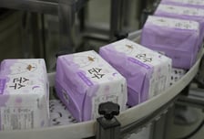 유한킴벌리, 새로운 '중저가 생리대' 이달 중 출시…"생산 돌입"