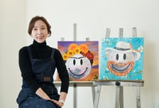 "쓸모 없는 반짝임의 위로"…K직장인 작가 윤지선의 '스마일 미러볼'