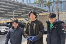 '대마 혐의' 김바다, 결국 록 페스티벌 명단 삭제…영장심사 출석