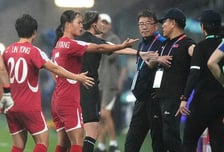 北 축구 역대급 추태 '판정 불만→경기 보이콧' 사태, 팔꿈치 가격+살인태클까지... "스포츠 정신 위배" 분노 폭발