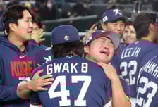 '한국은 안 돼' 17년 지속된 회의론, '벼랑 끝→기적의 8강행' 도쿄돔이 눈물바다가 됐다