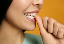 '잘근잘근' 손톱 물어뜯었다가...퉁퉁 부은 손가락 '절단위기'