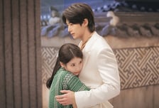 '21세기 대군부인' 아이유, 변우석 품에 쏙~ '대군쀼' 관계 변화