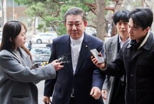 '13개 의혹' 김병기, 3차 경찰 조사 5시간 만에 중단…"건강상 이유"