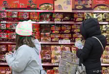 '내수침체 신음' K라면 3사…올해도 "해외서 성장 돌파구 찾는다"