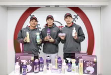 LG 트윈스 선수단 앞으로 도착한 '특별 선물 세트'... 임찬규 "올 한 해도 최선을 다하는 플레이로"