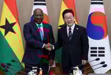 李대통령 "가나 초콜릿, 달콤한 행복 선사"…정상회담장에 웃음꽃