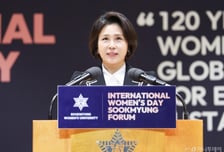 모교 숙대 찾은 김혜경 여사 "실질적 성평등 국가로 나아가도록 최선"