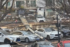 19층 이사하던 사다리차, 놀이터·주차장 덮쳤다…인명 피해 없어