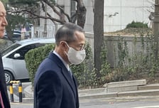 김규현 전 국정원장 첫 경찰 출석…'강서구청장 보궐선거 개입' 의혹