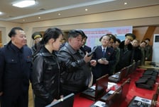 "이번엔 권총 탕탕"...北 김정은 딸 주애, 군수공장 찾아 '사격'