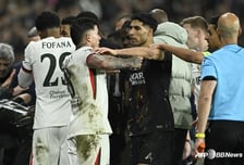 "제2의 아자르 납셨네" 볼보이 내동댕이친 네투에 팬들 '조롱'... "첼시 선배가 보면 자랑스러울 것"