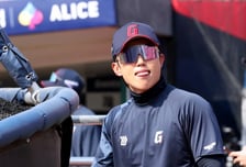 [포토] 전민재 '꽃샘추위 매섭죠'