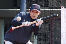 [포토] 황성빈 '배트 짧게 쥐고 집중'