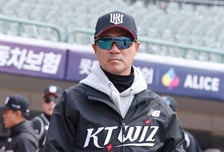 [포토] 김태한 코치 'KT의 비상을 보라'