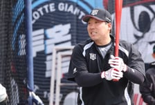 [포토] 김현수 '사직에서 넘길게요'