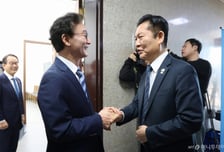 전재수 만난 정청래 "당 명운이 걸렸다...부산 꼭 이겨야 한다"