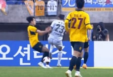 K리그 '또' 오심 논란, VAR 거치고도 '잘못된 PK 판정' 결론