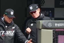 [포토] 이강철 감독 '황성빈 주거쓰'