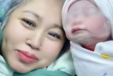 외아들 잃자 '시험관 임신' 60대 여성, 딸 출산…"아들 돌아온 것 같아"