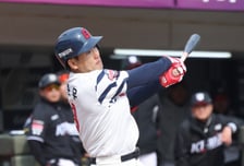 [포토] 전준우 '캡틴의 솔선수범'