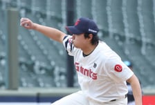 [포토] 정철원 '다이내믹 피니시'