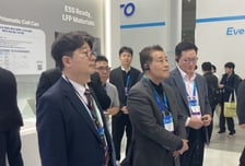 장인화와 이동채 "시간 내달라" 포옹…'아흔 회장님'도 배터리 열공