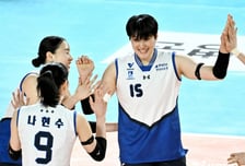 '1위 경쟁 안 끝났다' 현대건설, 도로공사 1점 차 맹추격... 대한항공은 정규리그 우승에 '-1승'