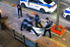 '키 190㎝' 흉기 난동범, 테이저건 맞고도 멀쩡…경찰 4명이 제압[영상]