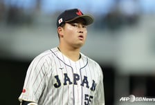 "일왕 방문했는데→껌 씹고 팔짱" 日 발칵 뒤집혔다, 무라카미 태도 논란 '일파만파'