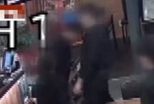 [영상]"왜 짜장면이 안 오냐" 중식당 찾아온 남성들...목조르고 박치기