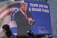 이스라엘 텔아비브 도심에 뜬 '초대형 트럼프'…"그에게 감사"