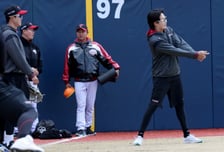 [포토] 임찬규 '기꺼이 타자가 되어주리'