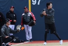 [포토] 임찬규 '몸쪽 찔러!'