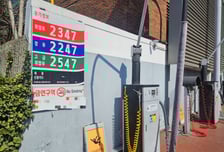 "어제랑 똑같은데?" 기름값 상한 첫날...주유소 가격표 변동 없는 이유