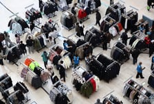 2년째 매출 1조, '기본'이 통한다…과시 벗고 실용 입는 소비자들