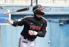 [포토] 홍창기 '훨훨 가거라'