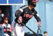 [포토] 오지환 '베테랑의 생존법'