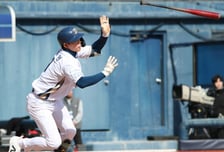 [포토] 신재인 '혀 빼물고 동점 적시타'