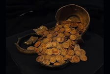 현재 가치 무려 7.4억…오래된 집 바닥 밑에서 금화 400개 쏟아졌다