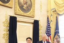 김민석 총리 옆 트럼프 '엄지 척'...깜짝 회동서 대미투자법 논의한 듯