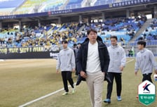 '승격 후보' 뼈아픈 2연패, 냉철 진단한 감독 "나와 팀 모두 문제... 또 강팀에 약한 모습 보여" [수원 현장]