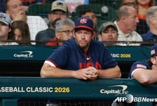 '커쇼 맥주만 들이켰다' 은퇴 선언 레전드, 국대 소집 후 '몸만 풀고' 떠났다... 'WBC 0G 충격' 이럴 거면 대체 왜 데려갔나