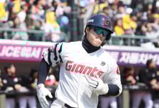 [포토] 한태양, 위풍당당 동점 투런포