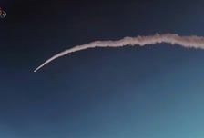 트럼프 '러브콜'에도 北 탄도미사일 쐈다...합참 "추가 발사 대비"