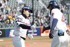 [포토] 한태양 '2점포 날리고 혀빼꼼'