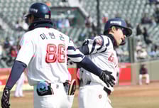 [포토] 한태양, 이현곤 코치와 매트릭스 자축