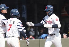 [포토] 한태양 '윤동희, 장두성과 하이파이브'